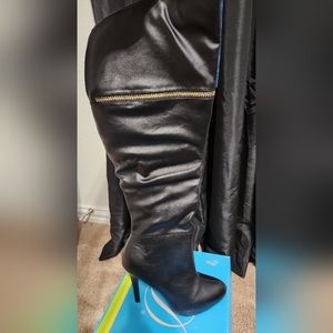 AKIRA LEATHER THIGH HIGH BOOTS W/GOLD ZIPPER SZ 10-(NWT)